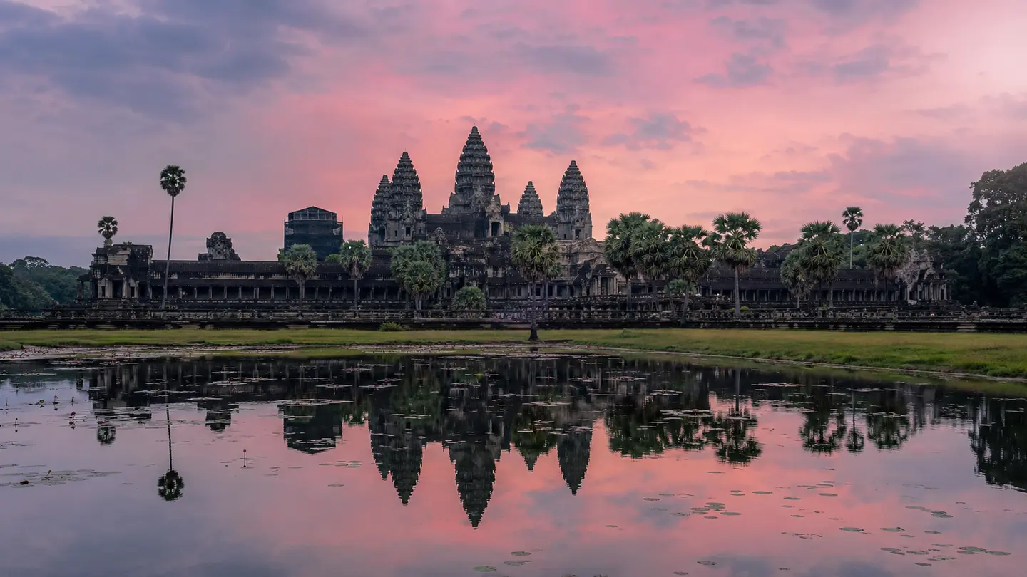 Illustration réaliste des cinq tours d’Angkor Wat reflétées dans un bassin à l’aube