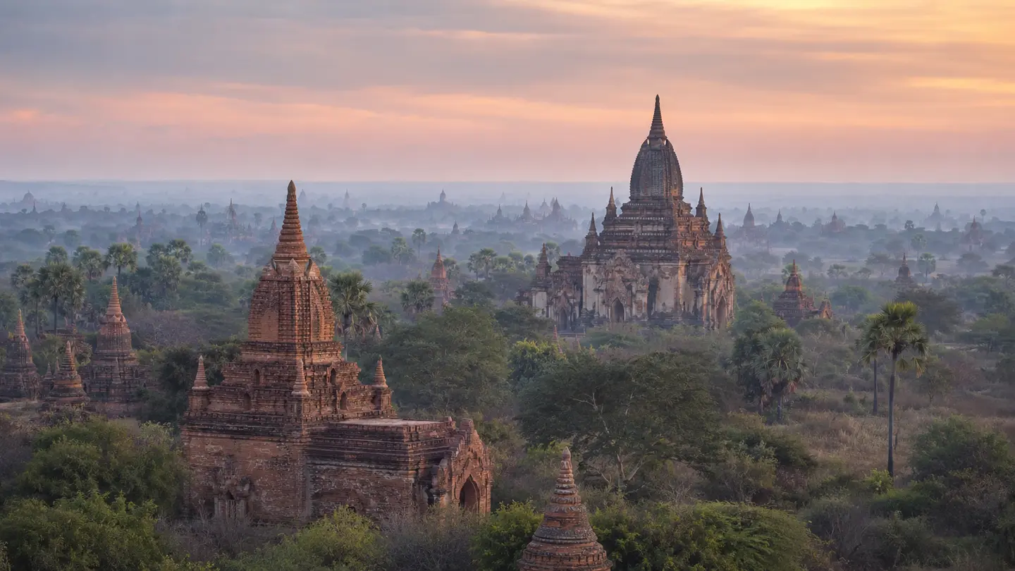 Illustration réaliste de la plaine de Bagan couverte de temples dans la brume matinale