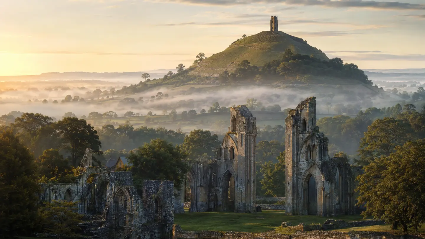 Illustration réaliste créée pour Orabel représentant Glastonbury : Tor et abbaye