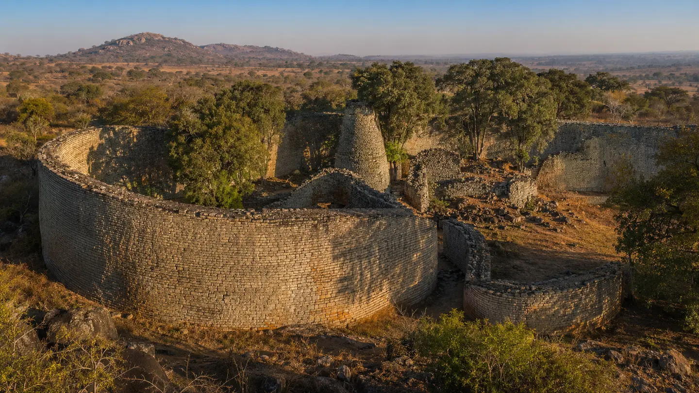 Illustration réaliste des murs de pierre du Grand Zimbabwe dans la savane