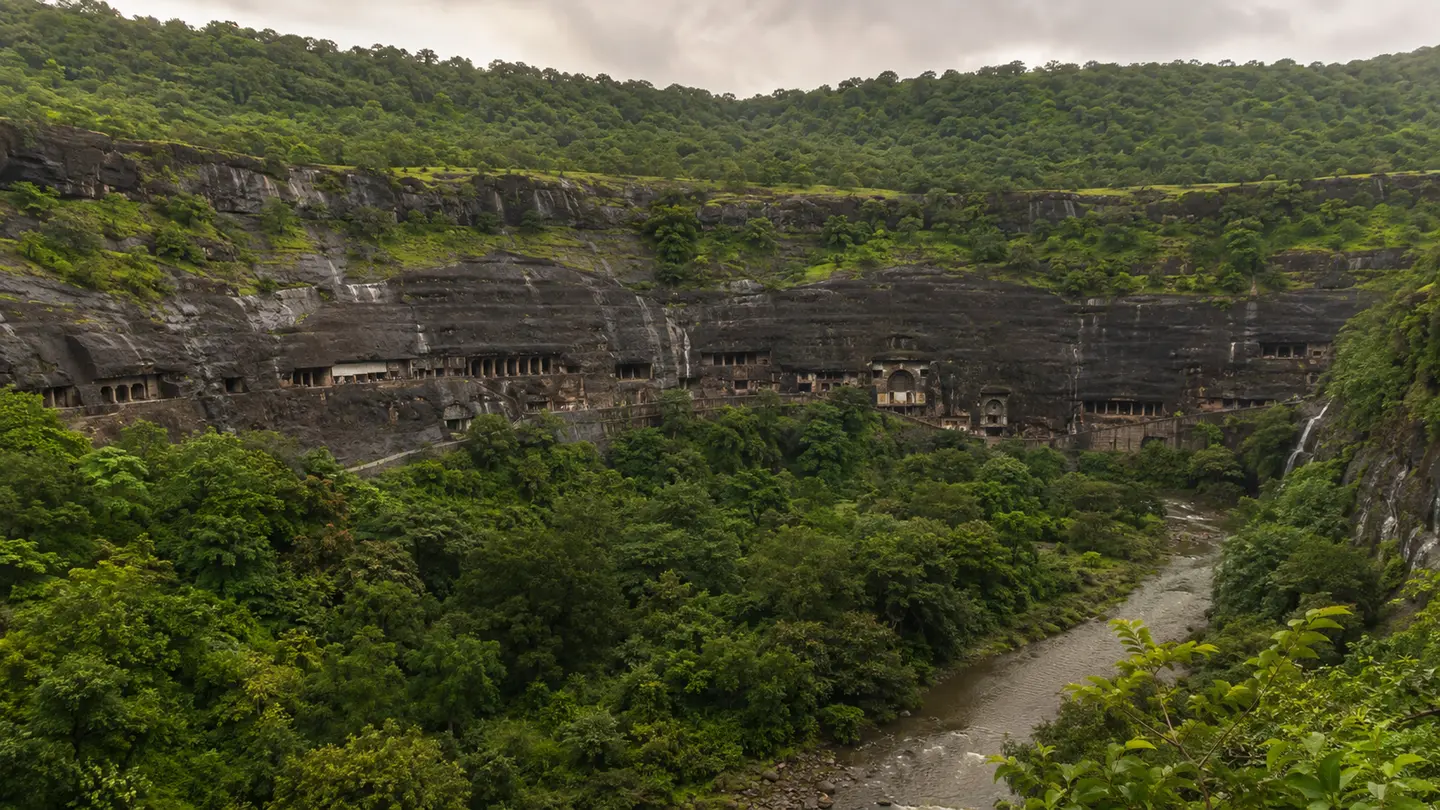 Illustration réaliste des grottes bouddhiques d’Ajanta creusées dans une falaise en fer à cheval