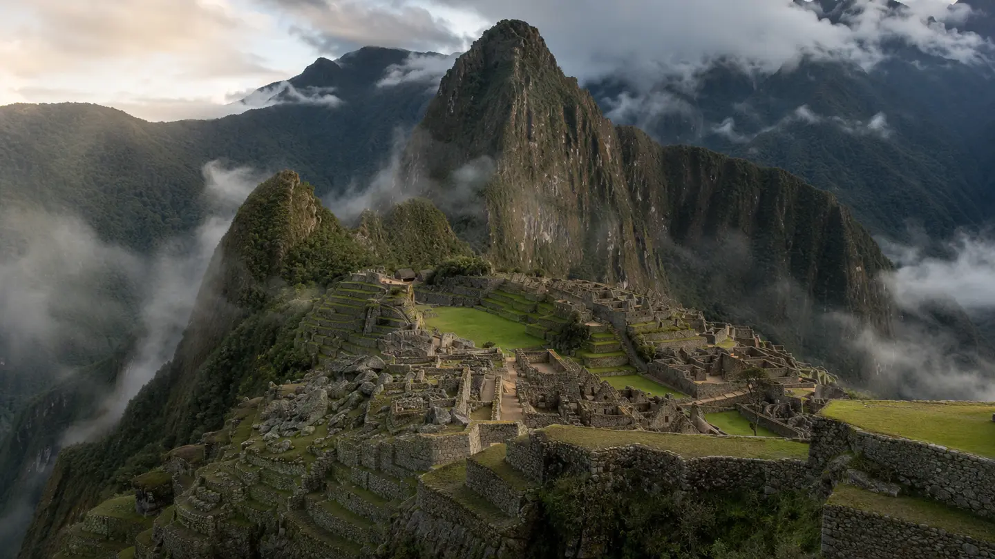 Illustration réaliste de Machu Picchu entre terrasses vertes et montagnes andines