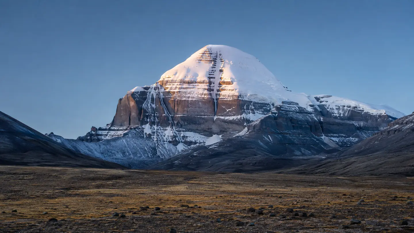 Illustration réaliste du sommet enneigé pyramidal du mont Kailash
