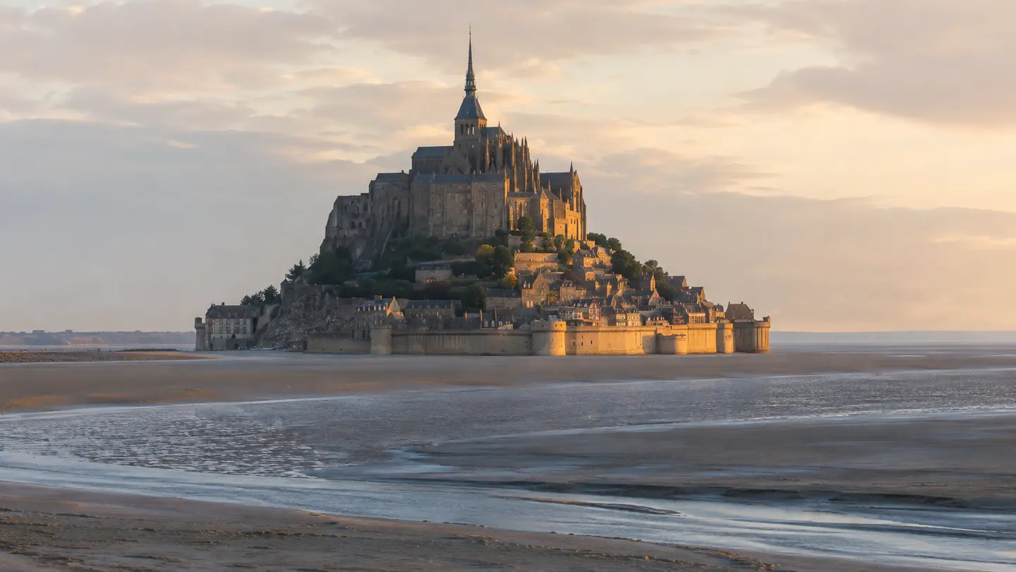 Illustration réaliste du Mont-Saint-Michel et de son abbaye au-dessus des grèves