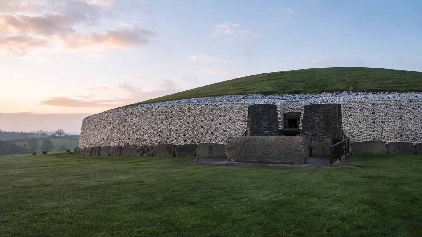 Illustration réaliste du grand tumulus blanc de Newgrange dans la vallée de la Boyne