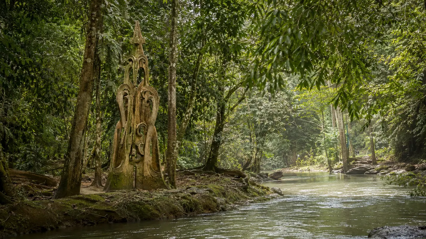 Illustration réaliste de la forêt sacrée d’Osun avec rivière et sculptures rituelles