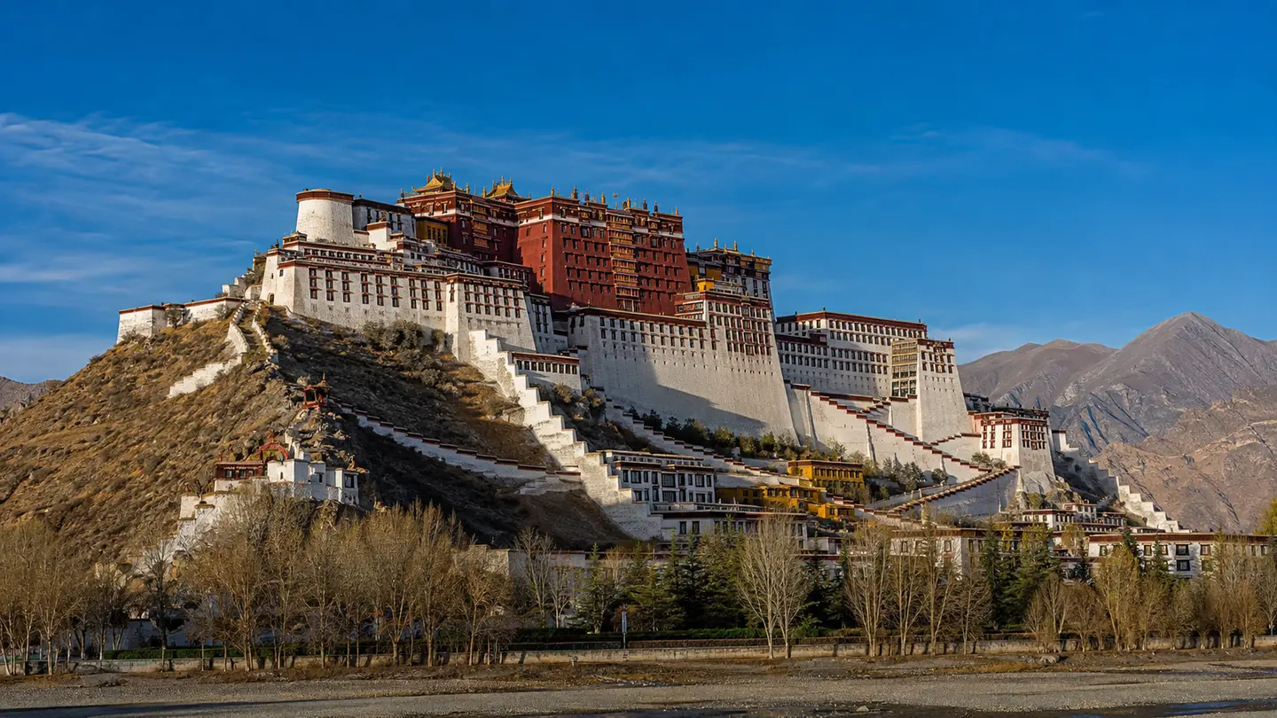 Illustration réaliste du palais blanc et rouge du Potala sur la colline de Marpo Ri