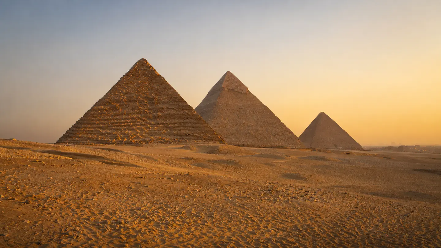 Illustration réaliste des pyramides de Gizeh dans la lumière du désert