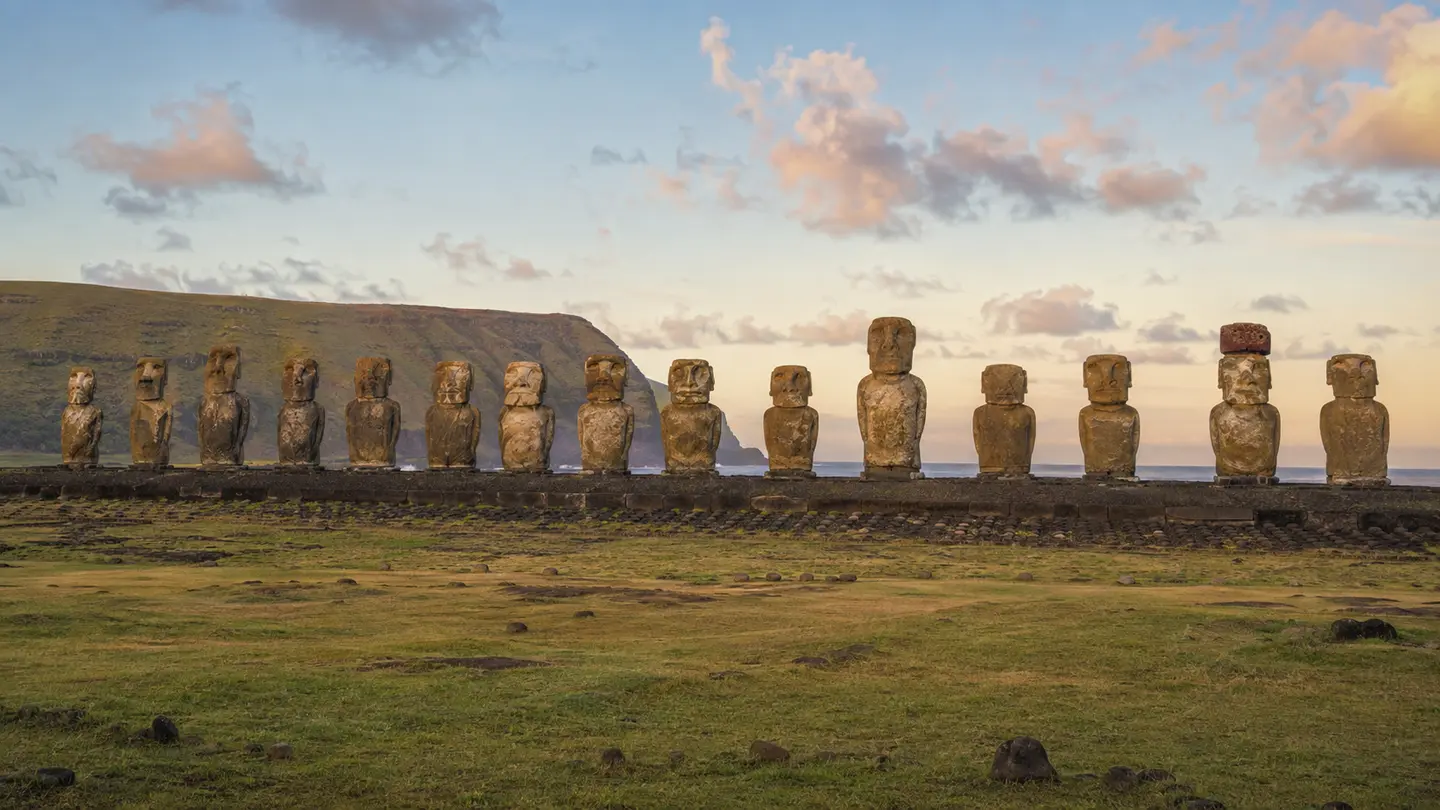 Illustration réaliste de la plateforme Ahu Tongariki et de ses moai face au Pacifique