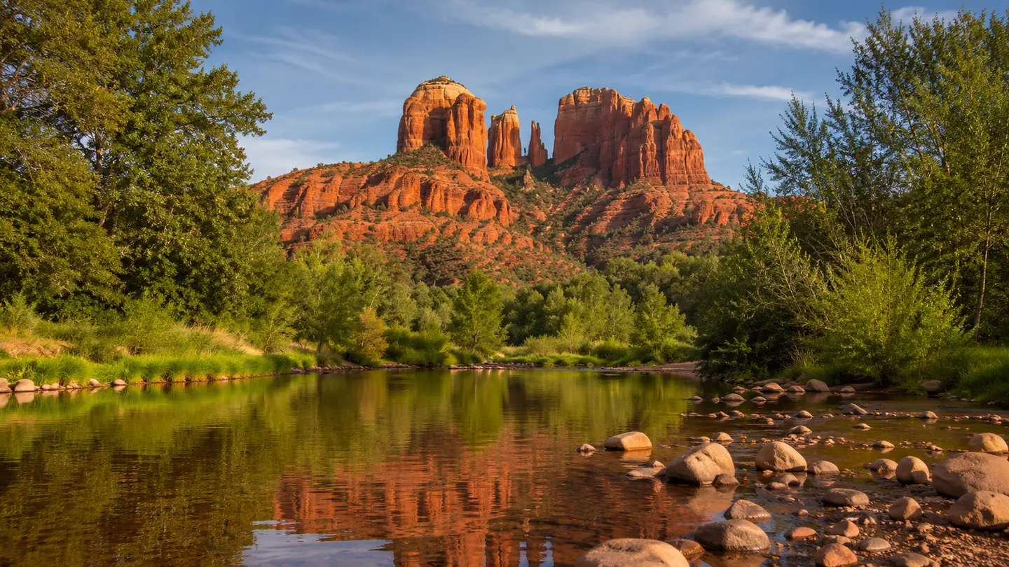 Illustration réaliste de Cathedral Rock et des formations rouges de Sedona au coucher du soleil