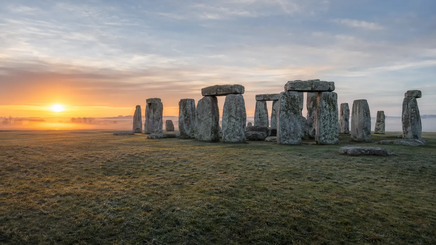 Illustration réaliste du cercle de pierres de Stonehenge dans la lumière du solstice