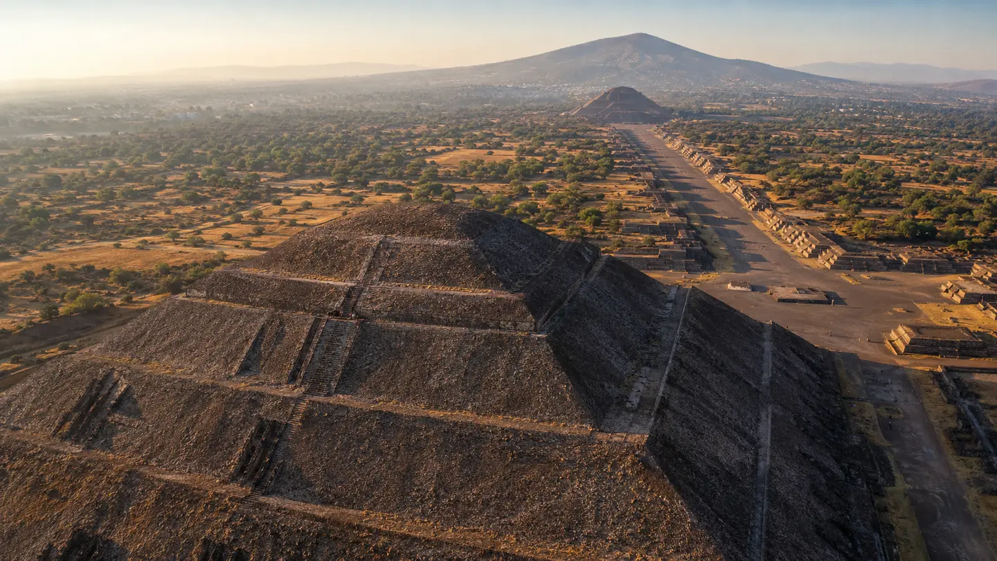 Illustration réaliste de la pyramide du Soleil et de la chaussée des Morts à Teotihuacan